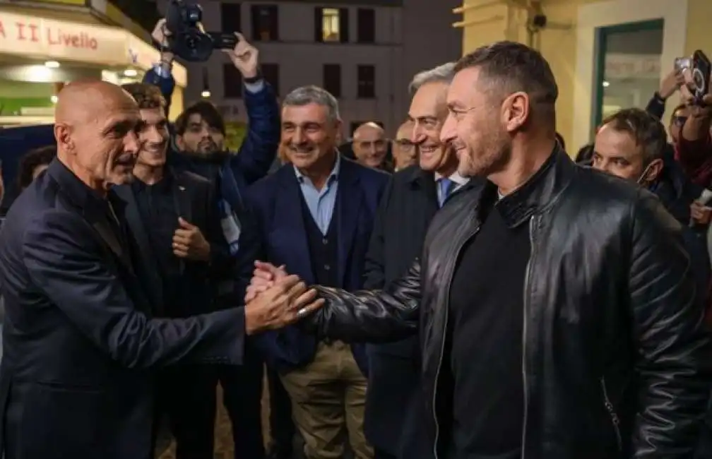 luciano spalletti francesco totti visita della delegazione azzurra al bambin gesu di roma 