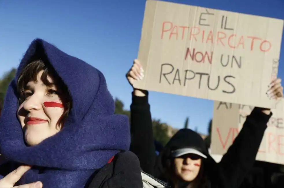 manifestazione contro la violenza sulle donne patriarcato 