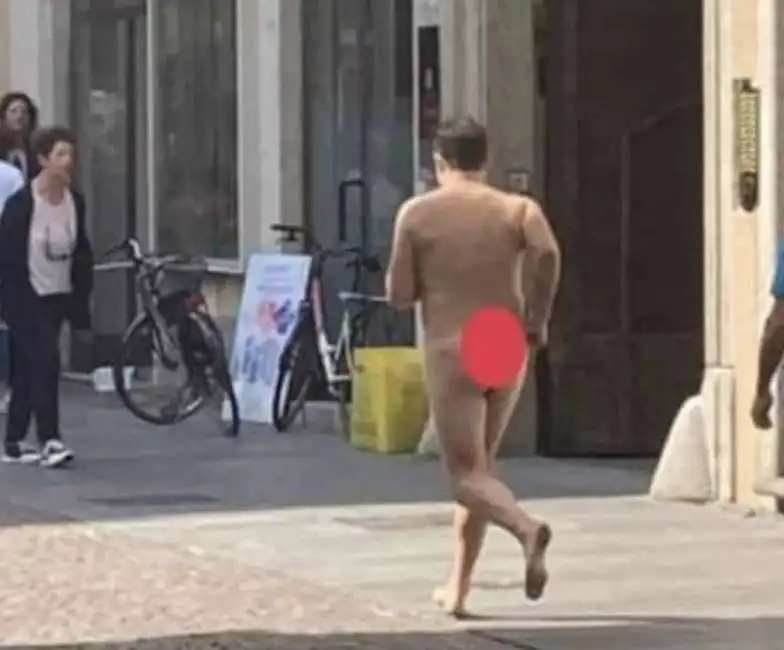 uomo nudo a roma