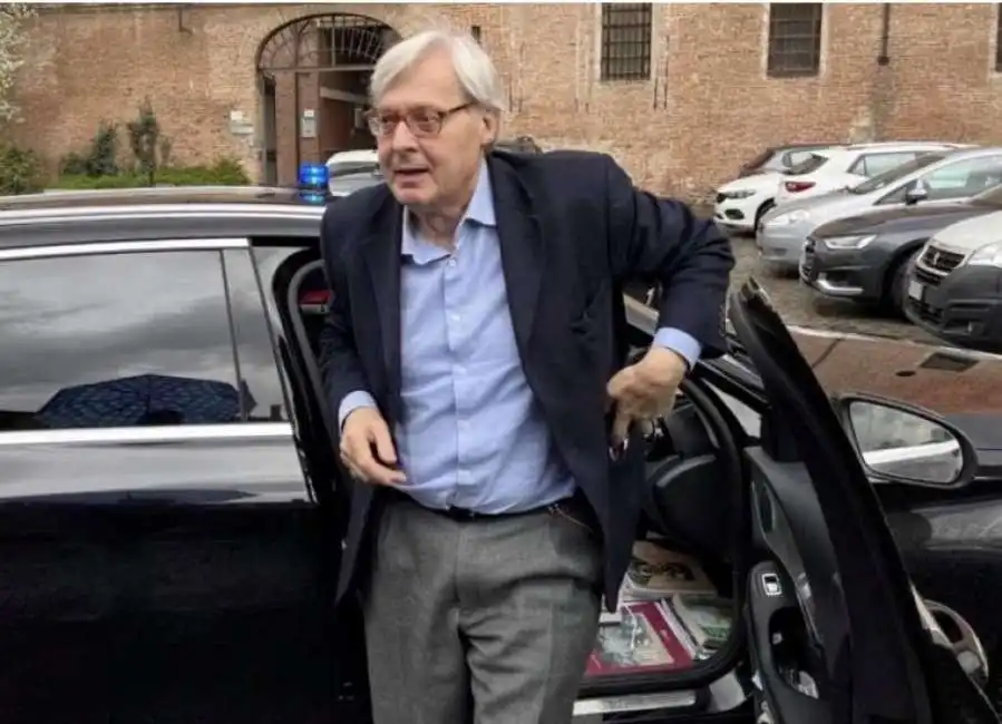 vittorio sgarbi auto autista