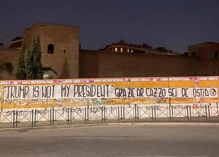 lo striscione a roma su trump