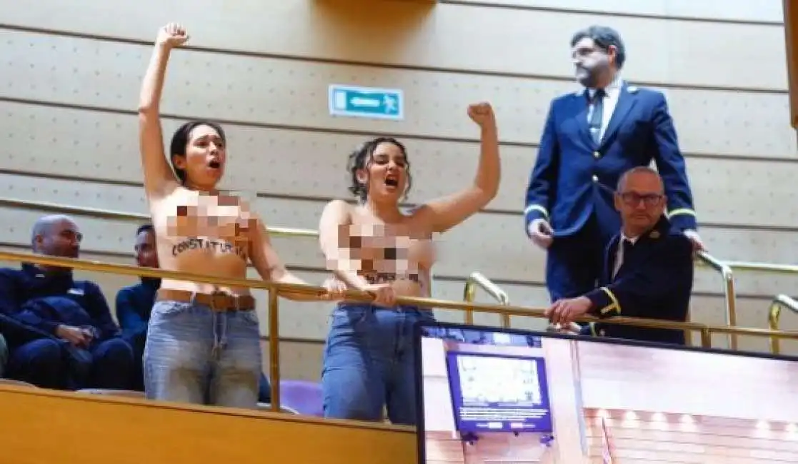 protesta delle attiviste di femen al parlamento spagnolo