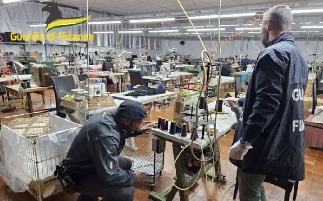 samarate provincia di varese - clandestini sfruttati nella produzione di abiti di alta moda