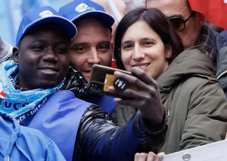 selfie con elly schlein - sciopero generale 29 novembre 2024 - foto lapresse immigrati migranti neri 