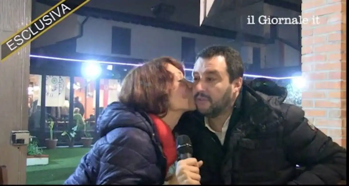 il bacio di trans efe a matteo salvini 