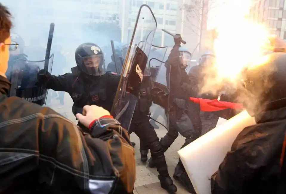 milano gli scontri fra studenti e polizia al pirellone 