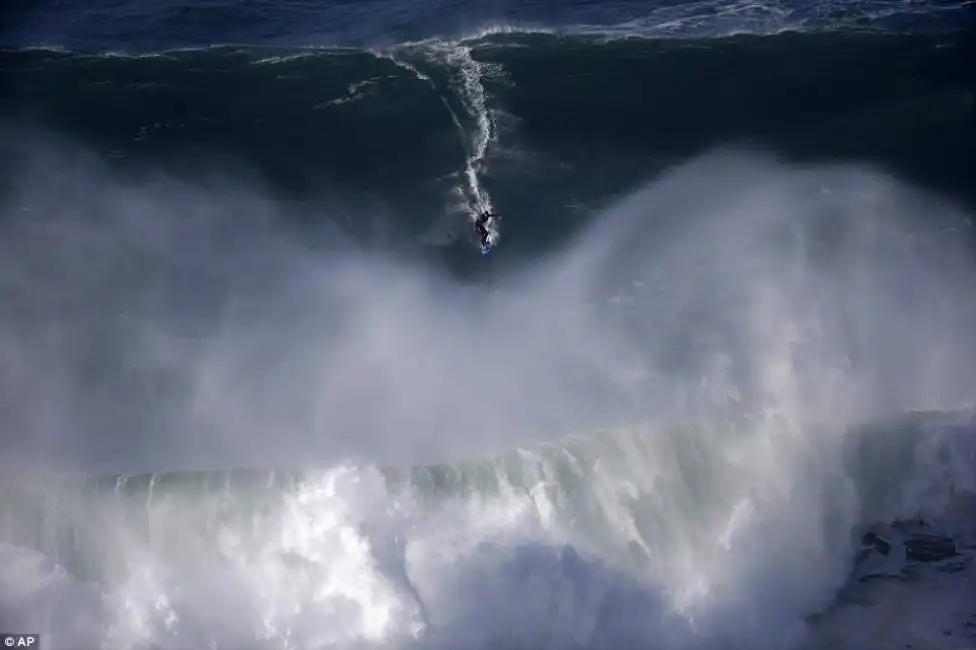 surfista mcnamara a nazare