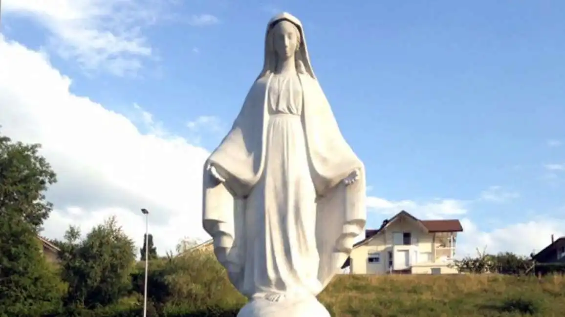 madonna statua vergine maria