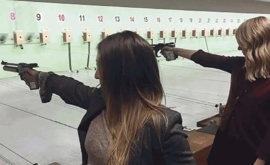 donne con la pistola