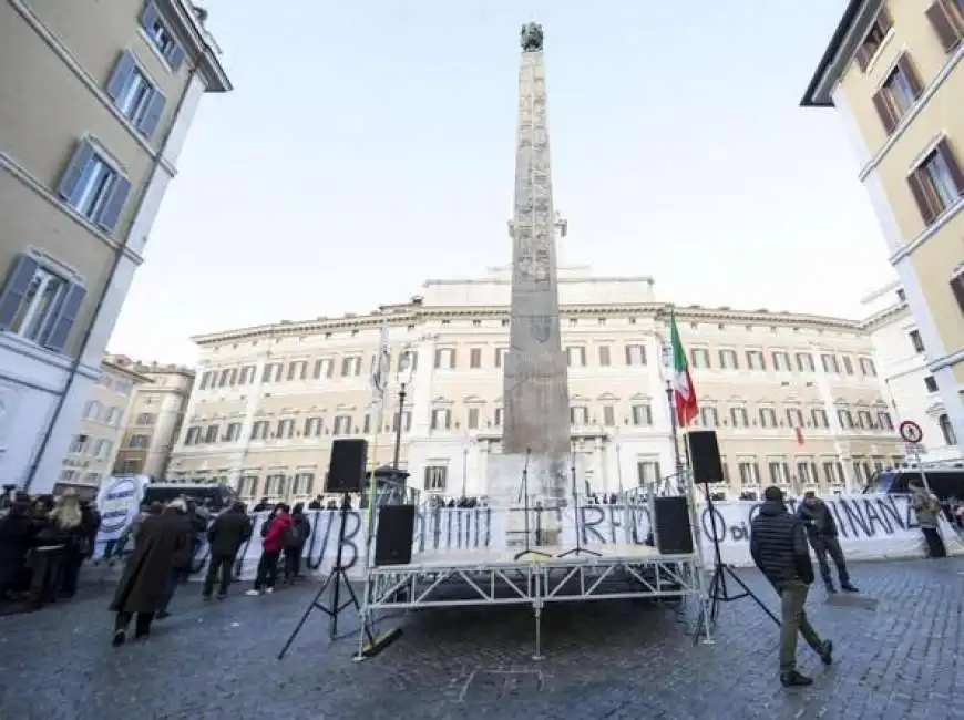 manifestazione cinque stelle a montecitorio non si presenta nessuno