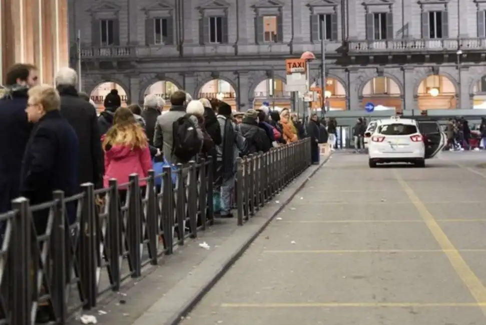 fila per i taxi a roma termini