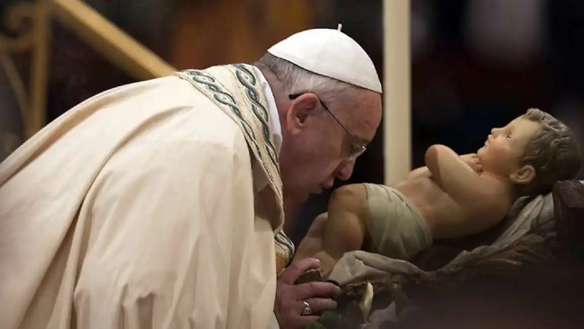 bergoglio sosta davanti al presepe