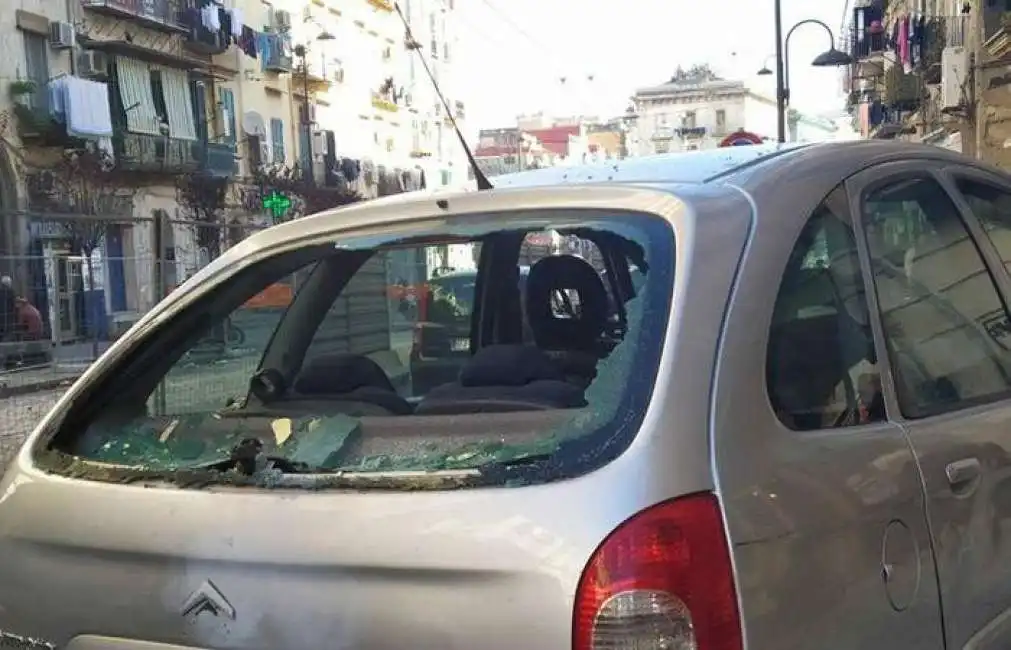 petardo contro l'auto a napoli botto botti