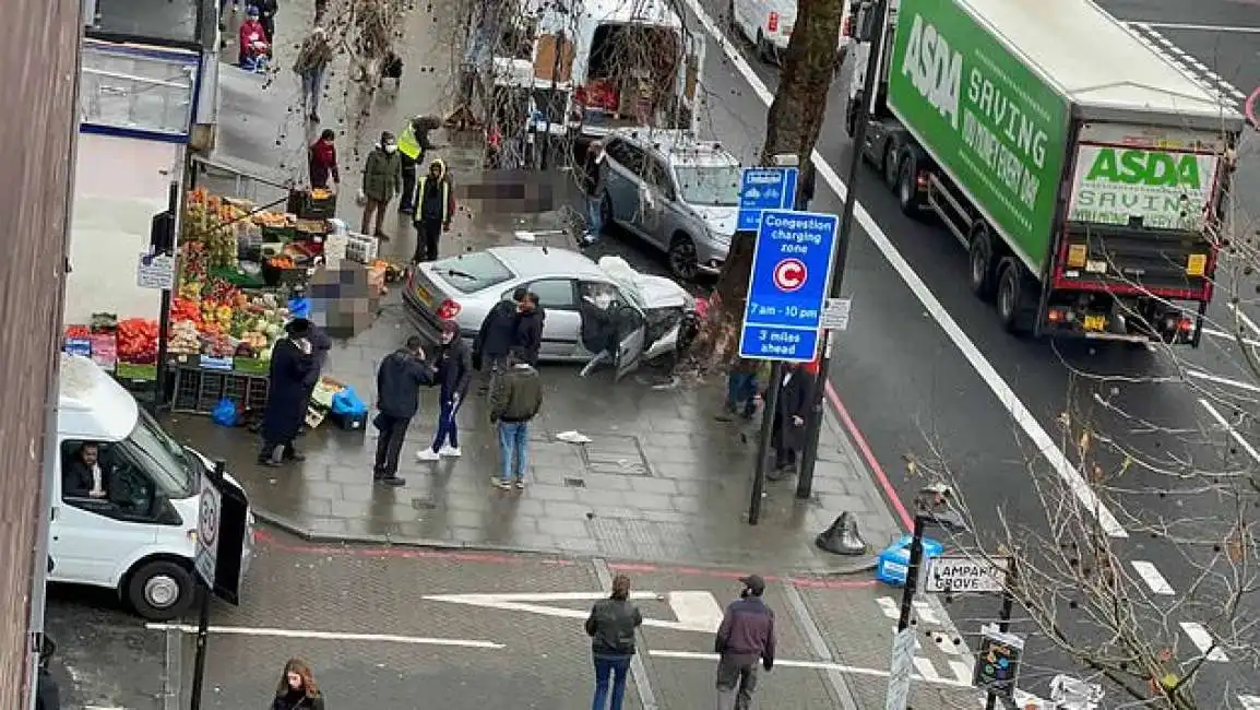 auto contro passanti - hackney londra