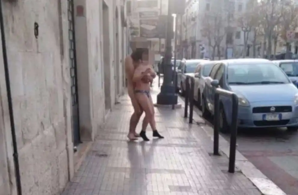 coppia nuda in strada a bitonto-1