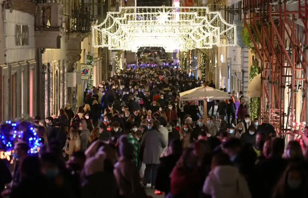 coronavirus shopping assembramenti roma via dei condotti