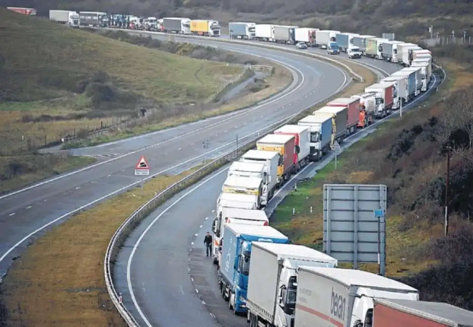 gran bretagna - coda di camion verso il tunnel della manica