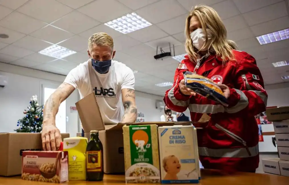 lapo elkann consegna pacchi al banco alimentare -2