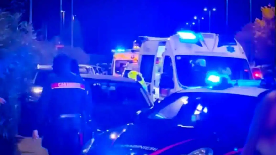 ambulanze fuori dalla discoteca otel di firenze 