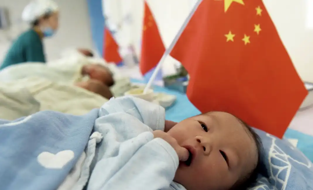 cina politica del terzo figlio nascite