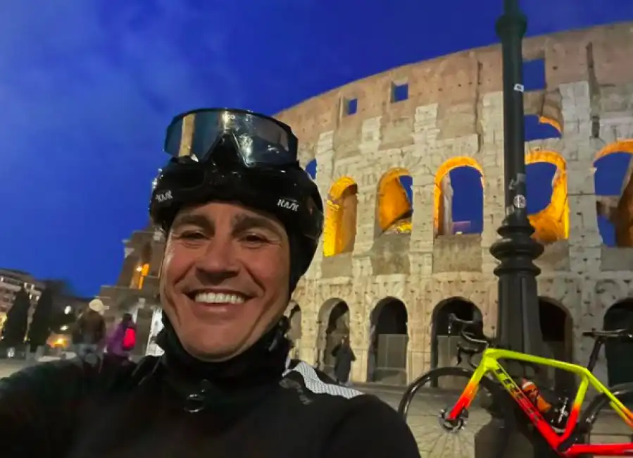 fabio cannavaro in bici da napoli a roma 4