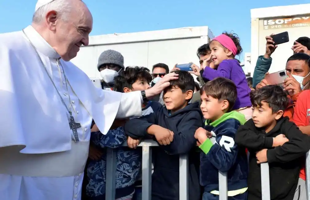 papa francesco tra i profughi di lesbo