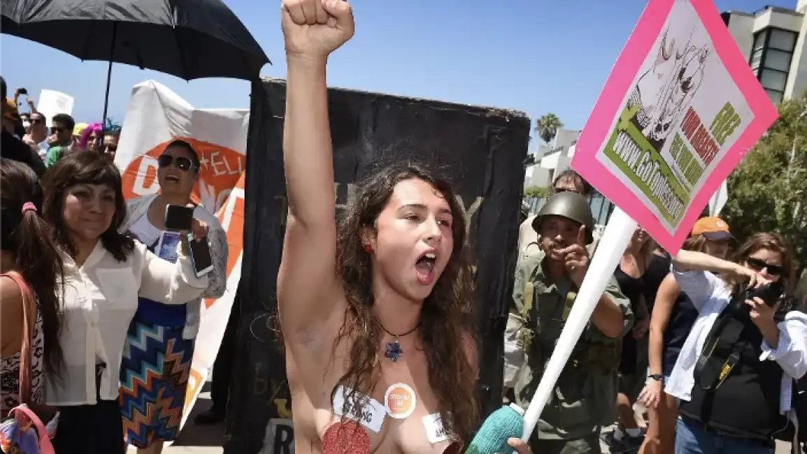 protesta contro legge anti topless in spiaggia usa