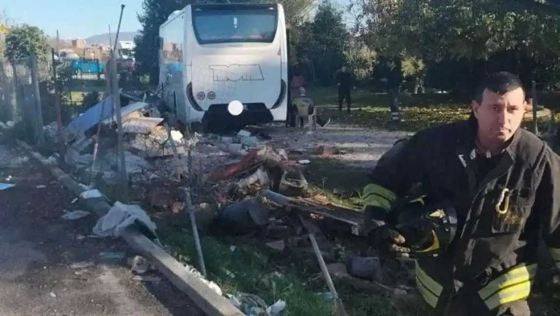 bus fuori strada tiburtina roma