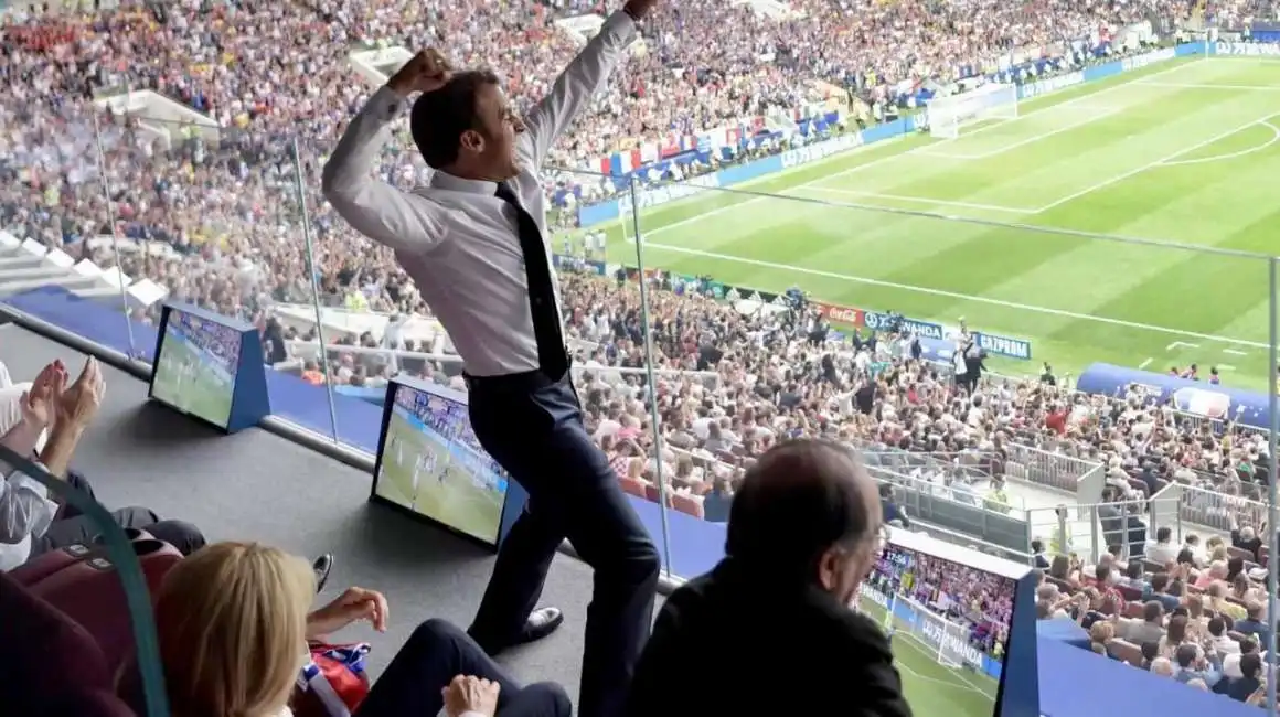 emmanuel macron stadio calcio 