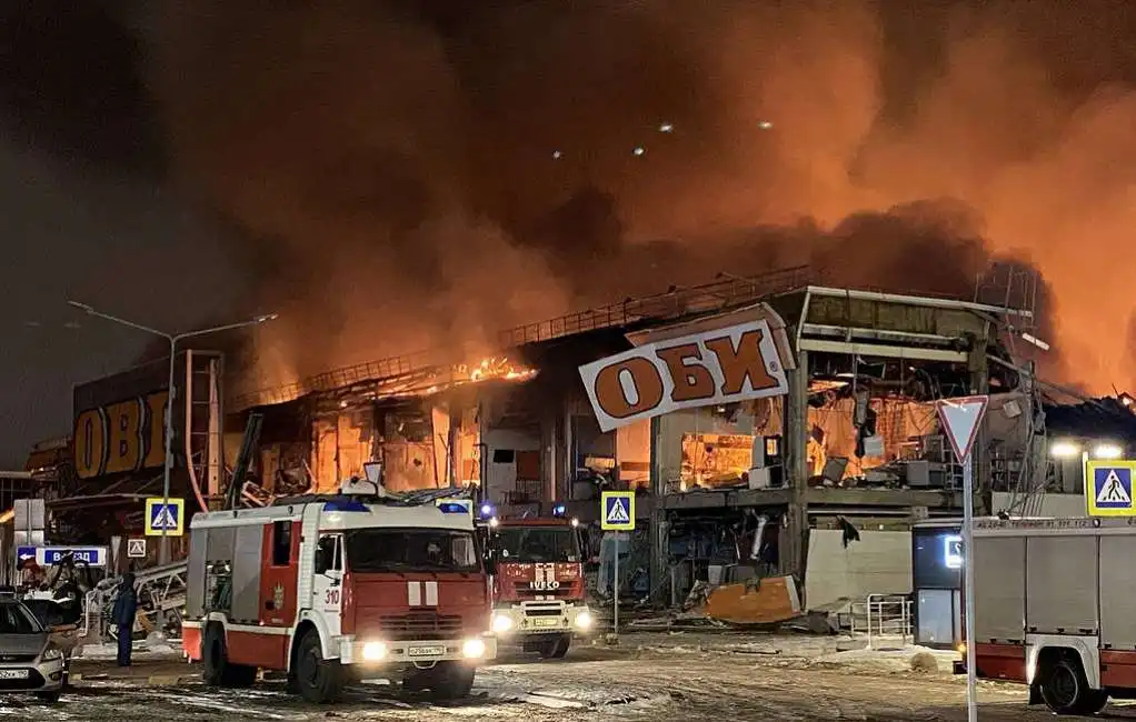 incendio al centro commerciale mega khimki di mosca - 1