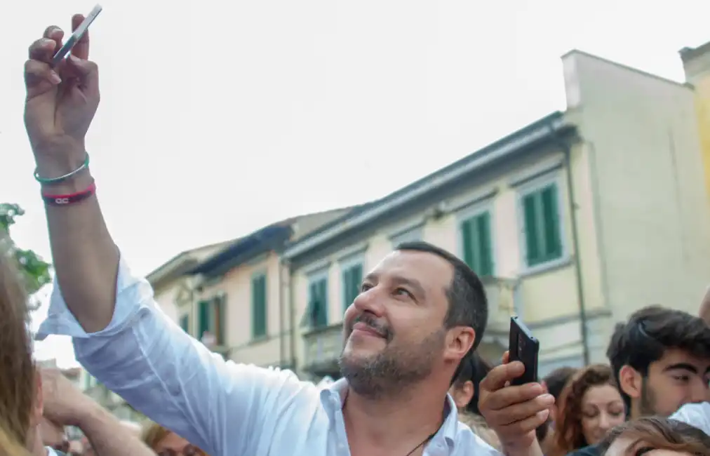 matteo salvini selfie