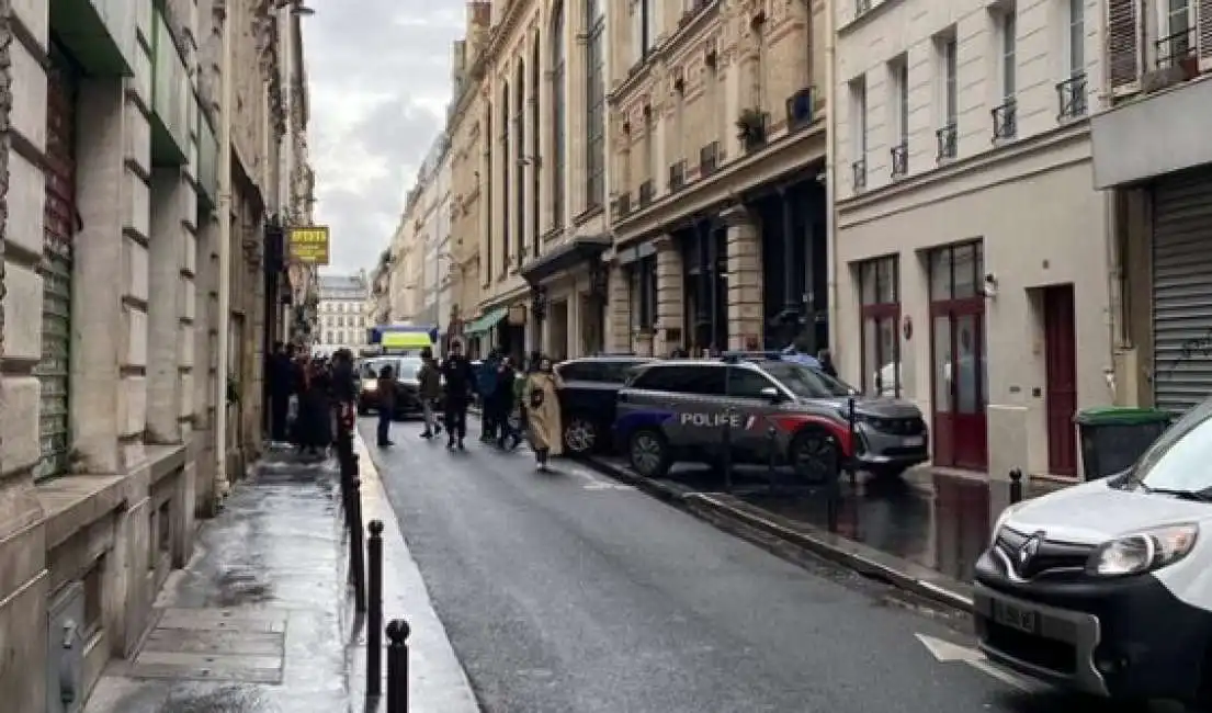 sparatoria in centro a parigi