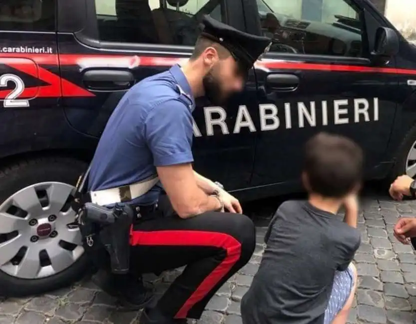 bambino portato via ischia carabinieri