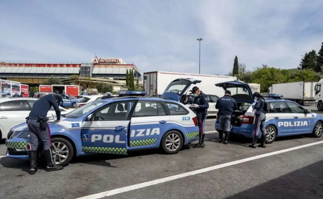 la polizia all area di servizio bisenzio est dopo l accoltellamento di una donna autogrill