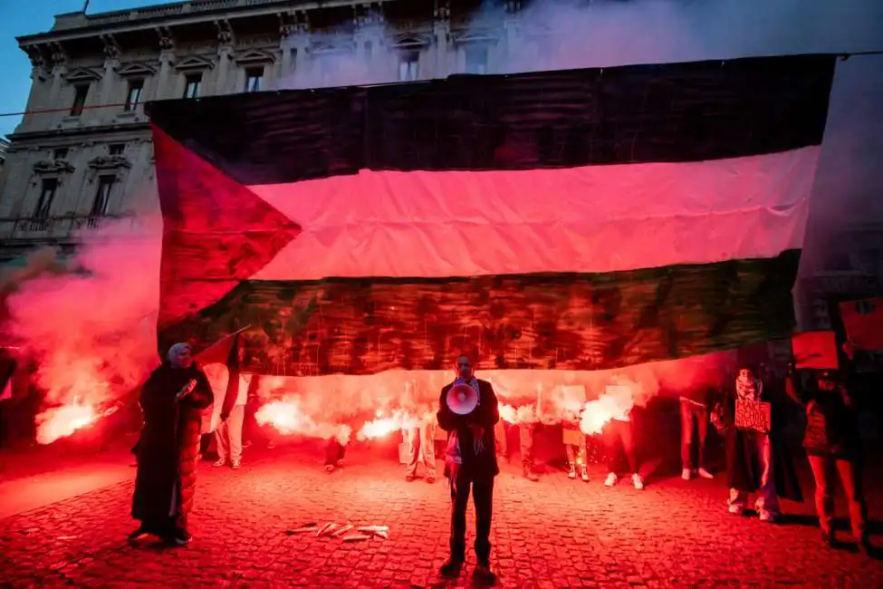 proteste davanti alla scala milano prima