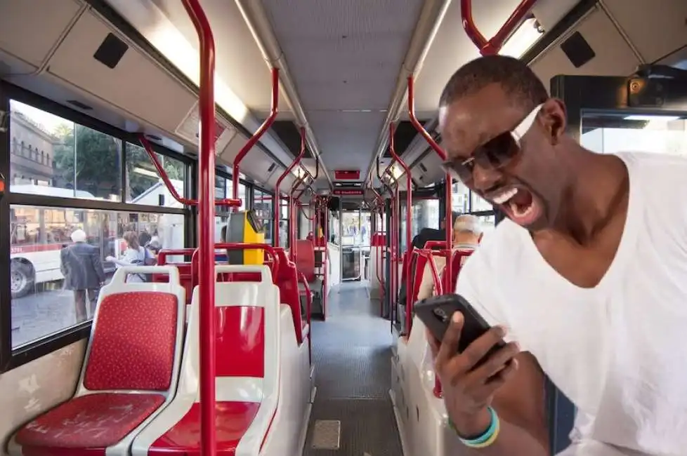 uomo arrestato minacce al telefono autobus