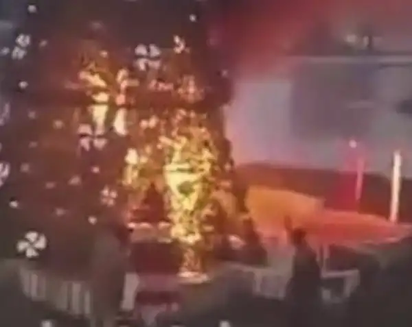 albero di natale dato alle fiamme in siria