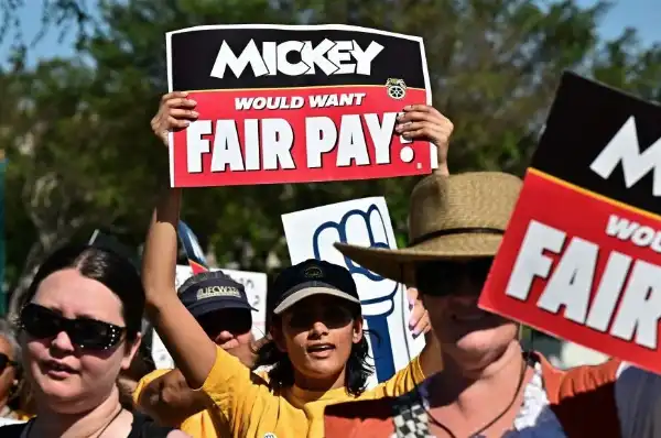 proteste dei lavoratori di disneyland