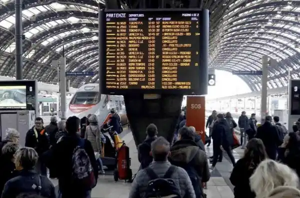 stazione treni in ritardo e cancellazioni ritardi passeggeri