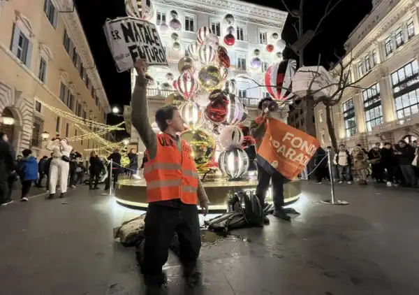 ultima generazione lancia vernice nera sull albero di natale di fendi a roma