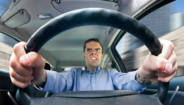 uomo alla guida stress automobile 