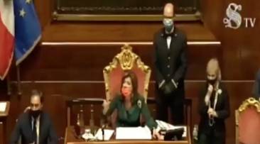 come la casellati tratta gli addetti al senato