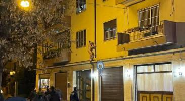 mestre, uomo nudo si cala da un palazzo 