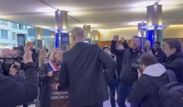 bruxelles, protesta contro emmanuel macron al parlamento europeo