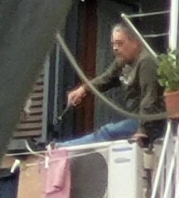 uomo armato barricato in casa a napoli