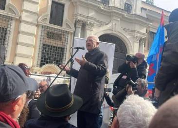 vincenzo de luca cerca di entrare a palazzo chigi