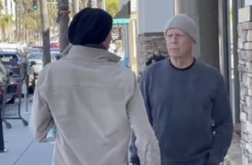 bruce willis a los angeles prende un caffe con gli amici