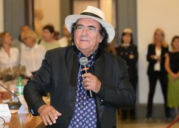 al bano canta al premio simpatia in campidoglio