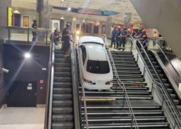 madrid, automobile finisce dentro la stazione della metro