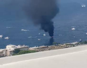 motoscafo va a fuoco in mare a capri 